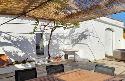 StoryHouse33 - Casa com histórias, pátio e jacuzzi - Foto 21