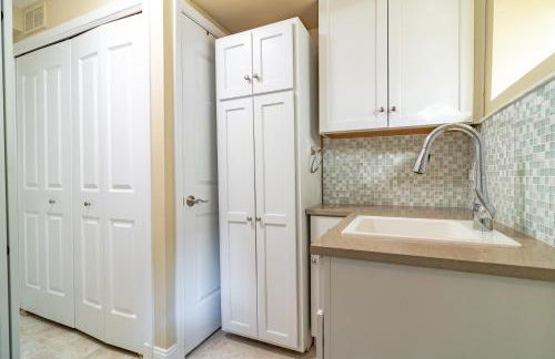 Luxurious Gold Coast 4BR 4-Story Villa with Parking Sleeps 12 Guests - Photo 37