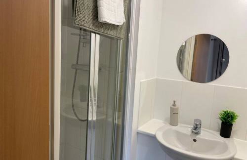 Ashford 4-Bed Townhouse with Garden and Parking - Foto 11