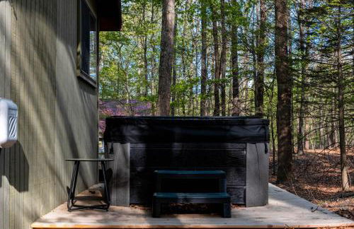 2-bedroom cabin, with a Fireplace, PS5, BBQ, fitness room, and a private hot tub - Foto 6