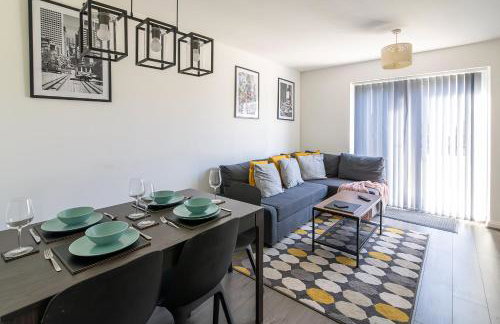 Bright 2BR House with Garden & Parking Sleeps 5 - Foto 1