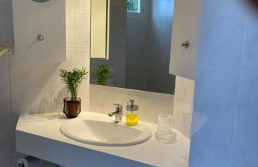 50 m2 T2 au calme, lumineux, confortable, cosy, climatisé, privatif avec parking gratuit et terrasse - Foto 13