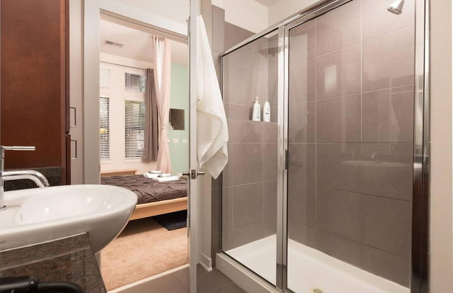 Vibrant 2-Story Apartment with Apple TV - Foto 24