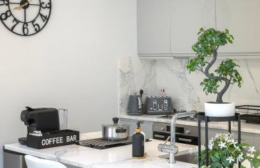 5 Bedroom, 3 Bathroom Modern House with Garden near Hampstead Heath Sleeps 10 - Foto 3