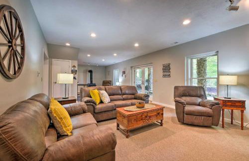 The Red Pine Cabin with Private Pond and Dock! - Foto 22