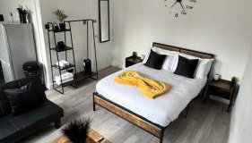 Free Parking! Kingston Studio, ideal for professionals relocators and leisure stays, near Kingston Station and Shopping Centre - Photo 1