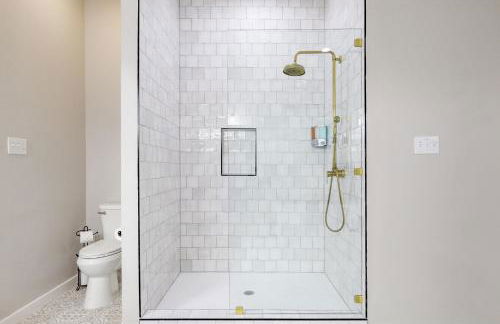 5-Bed 2-Bath with Pool & Backyard Retreat - Foto 19