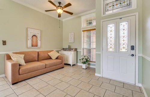 Hot Tub, Pool, and Fire Pit! Solar-Powered Hutto Gem - Foto 6