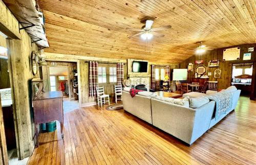 Tranquil Riverfront Cabin Retreat with Wildlife, Trails & Open Skies in Tahlequah, Oklahoma - Foto 16