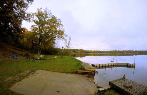 Secluded Lake Cottage Rental with a Dock and a Game Room in Hale, Michigan - Foto 9