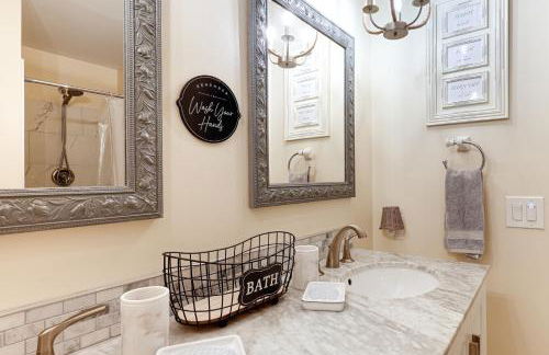 Deck and Game Room! Lakefront Blue Ridge Mtn Gem - Foto 22