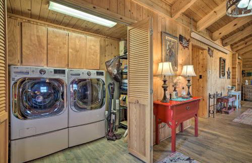 Remote Cabin with Gas Stove Less Than 7 Mi to Town! - Foto 12