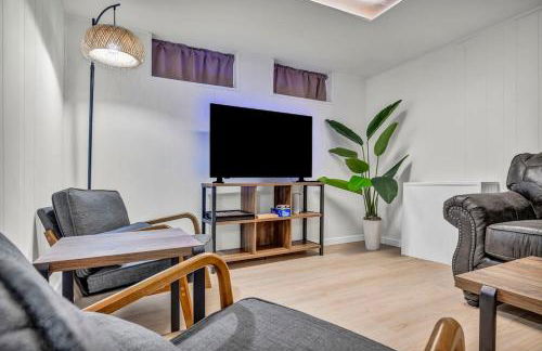 NEW! Modern Retreat Near CLE-Game Room-Renovated - Foto 12