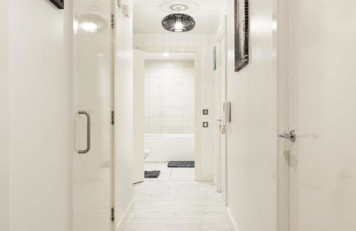 2BR Apartments in Canning Town Station with Balcony - Foto 16