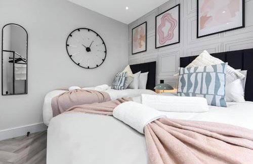 The Ultimate Hangout 4BR Modern House with Garden - Photo 15