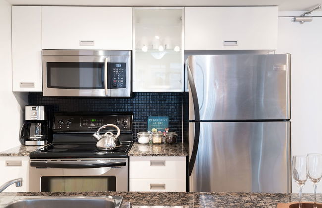 Modern Condo in Financial District - Photo 13