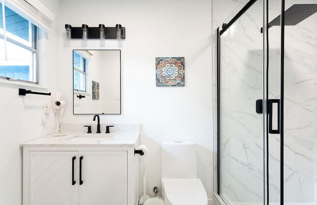 Upstay - Bungalow w Games Golf Fire and Patio - Photo 19