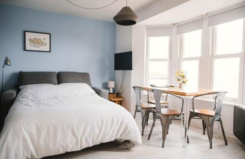 Barry Island Beachfront Apartment - Stunning Bay Views and Private Parking - Foto 25