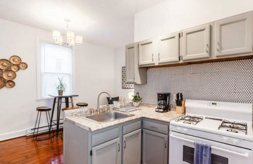 Stylish Flat in Walkable Downtown w Parking - Foto 13