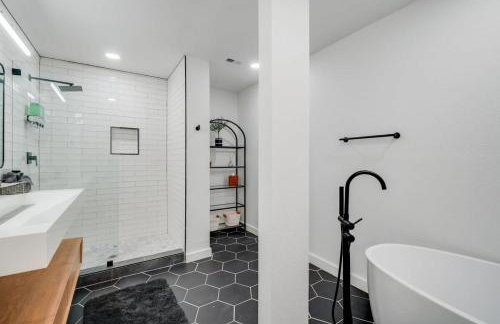 Modern Home - 1 Acre Lot w Pool Patios Jacuzzi - Foto 26