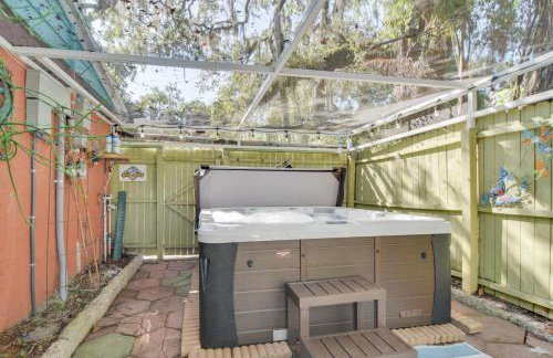 Riverfront Getaway with Hot Tub and Game Room! - Foto 37