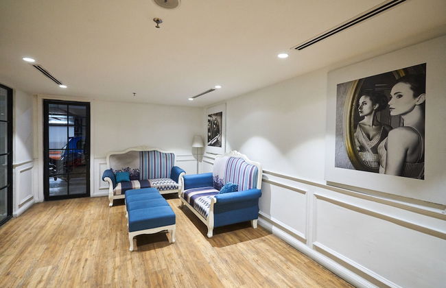 OYO Home 44050 Essential Studio Empire Marriot - Photo 10