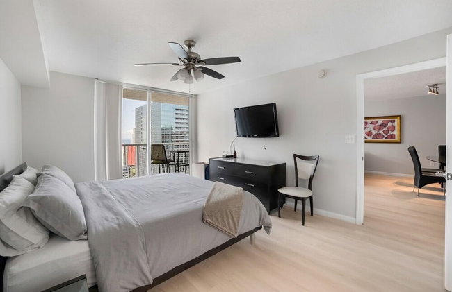 Luxurious 3BR Condo with Pool in Brickell - Foto 81
