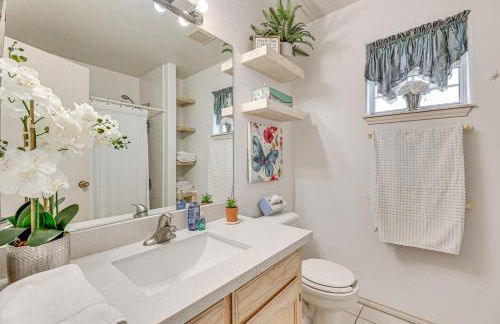 Pet-Friendly San Juan Home with Private Yard and Grill - Foto 18