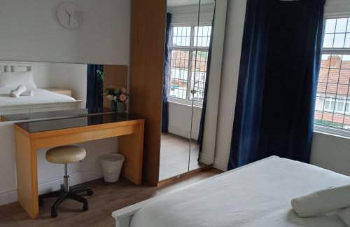 4 bedroom Home Family or Work Stay London - Photo 4