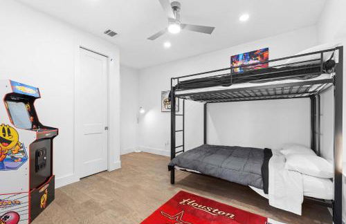 Spacious Houston 3Bed3 Bath Family Townhome - Photo 32