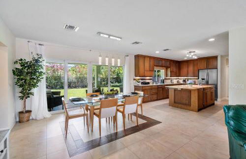 Across from Beach - Renovated Coastal Home, Gourmet Kitchen & Jetted Tub - by Maven Vacation Rentals - Foto 11