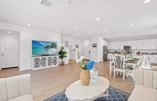 Spacious 5BR Getaway w Game Room & Modern Comfort - Photo 1