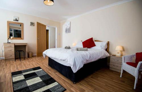 Round Park - A large dog friendly one level holiday cottage for groups and families - Photo 9