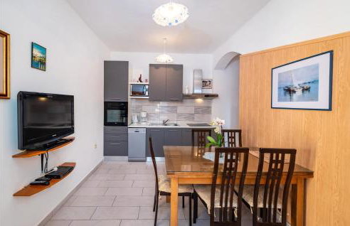 2 Bedroom Amazing Apartment In Modric - Photo 13