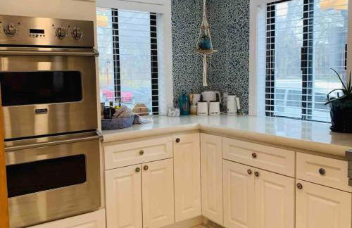 A Regal Retreat- Exclusive Parking, Prime Location - Foto 7