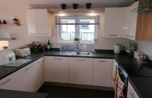 3-Bed Lodge with SeaView-Fireplace-Garden-FreeP - Photo 5