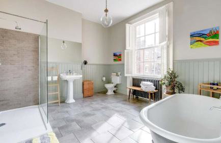 Georgian Residence - 4BR Modern Living, Sleeps 8! - Foto 8