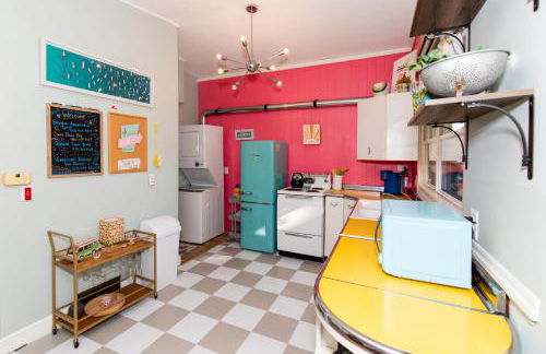 Mid-Century Modern Themed Home with Outdoor Hot Tub - Foto 45