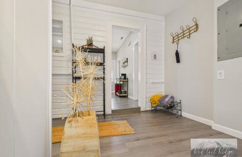 Main St New with AC Monthly stays Charming Cottage KING BED - Foto 21