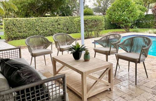 Spacious 4BR/3BA pool home, stylishly decorated - Foto 48