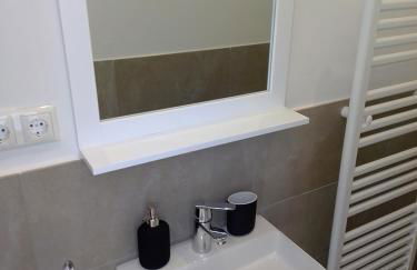 Zentrale ruhige Lage mit Parkplatz und Terrasse - Foto 8