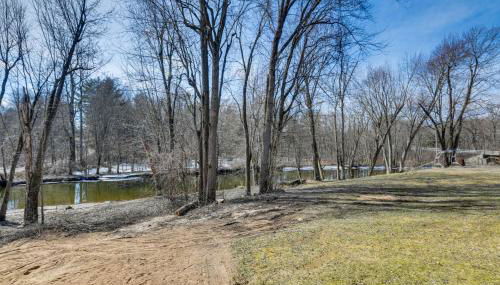 Riverfront Peru Cabin about 2 Mi to Lake Champlain! - Foto 2