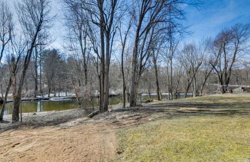 Riverfront Peru Cabin about 2 Mi to Lake Champlain! - Foto 2