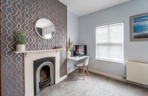 4 Bedroom Stylish House in Redditch - Free Parking - Photo 21