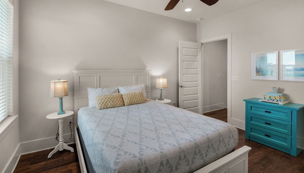 Stunning 4 Bd/4.5 BA - Free Wifi - Easy Walk to Beach - Foto 3, Habitación