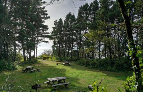 Charming A Frame Nestled Amidst Trees in Otter Rock, Oregon - Foto 18