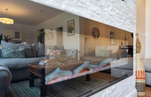 LONG TERM STAY SPECIAL OFFER AVAILABLE! 5-Bedroom Spacious, Stunning Design, Sociable Areas & Cosy House Near South Downs Park, Sleeps 11 with GAMES Room, PRIVATE PARKING and GARDEN - by Blue Puffin Stays - Foto 36