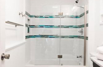 Rustic Luxe Creekside Retreat with Hot Tub and Fire Pit, Minutes From Hudson - Foto 13