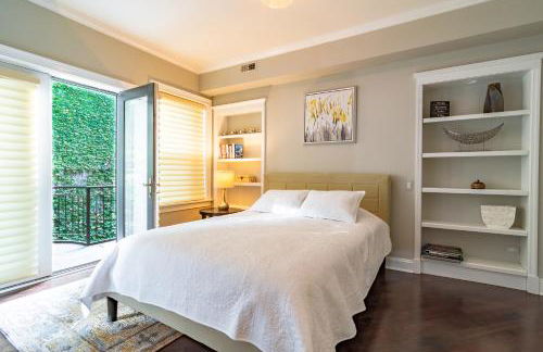 Luxurious Gold Coast 4BR 4-Story Villa with Parking Sleeps 12 Guests - Photo 5