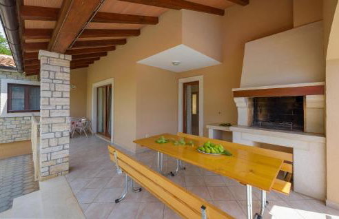 Three-Bedroom Holiday Home In Tinjan - Photo 4